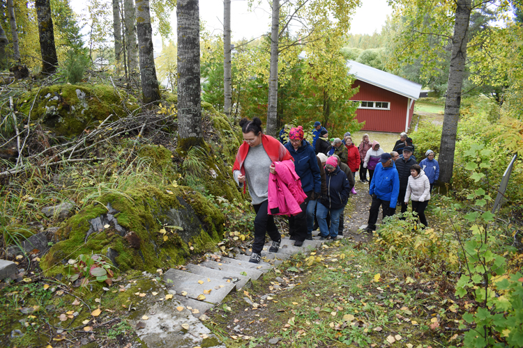 Vaeltajat tutustuivat Kivikeskuksen ympäristöön Elli Minnamari Harpelan johdolla.