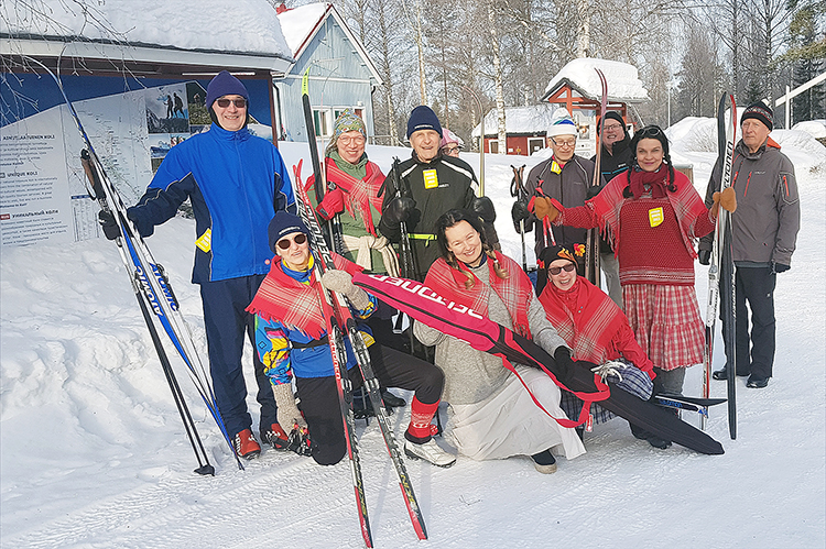 Ellien ja Arviittien yhteisellä hiihtoretkellä olivat mukana Jarmo Vepsäläinen (takarivissä vas.), Kristiina Tallgrén, Pentti Alanko, Eija Meriläinen, Osmo Ruokolainen, Risto Alanko, Jaana Väyrynen ja Martti Halonen sekä Kastehelmi Miettinen (edessä vas.), Minnamari Harpela ja Marja-Leena Vepsäläinen.