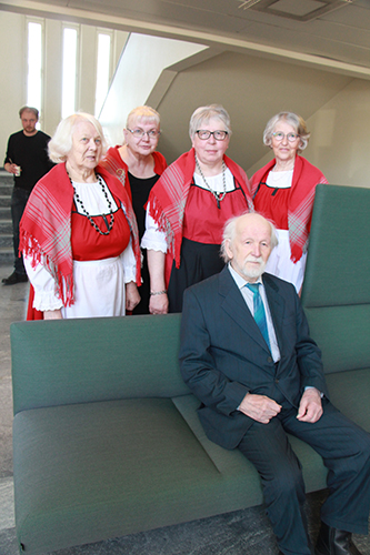Juuan Ellit Elvi Kukkonen, Tuula Ikonen-Graafmans, Eija Meriläinen ja Kastehelmi Miettinen kahvittivat päivänsankarin
ja muun juhlaväen.