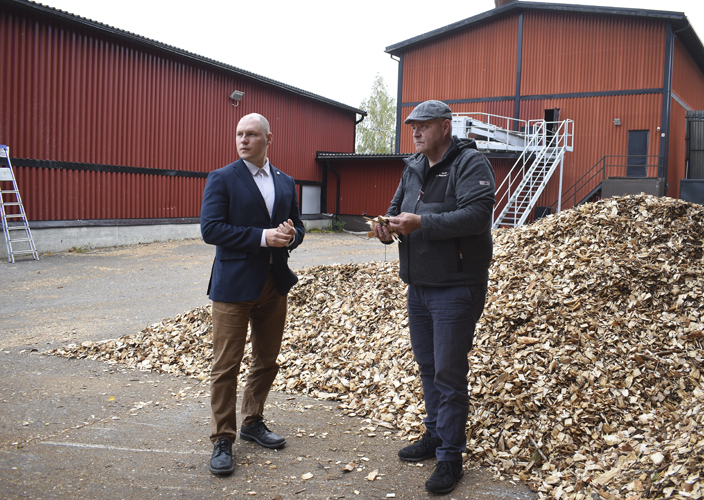 Henri Tanskasen (vas.) ja Marko Härkösen mukaan Juuan kunnan omavaraisuustilanne on lämmitysenergian suhteen hyvä, sillä lukuisat kunnan kiinteistöt lämpiävät kunnan omistaman lämpölaitoksen kaukolämmöllä. Etenkin sähkölämmitteisissä kiinteistöissä energiankulutusta pyritään pienentämään lämpötilaa laskemalla.