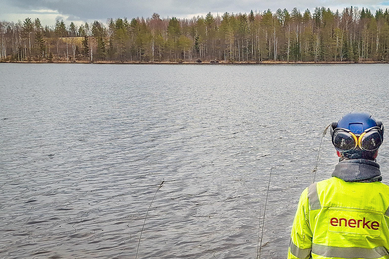 Säävarmat sähköverkot yhdistyvät Kuusjärven läpi kulkevalla kaapelilla, jonka pituus on nelisensataa metriä. 