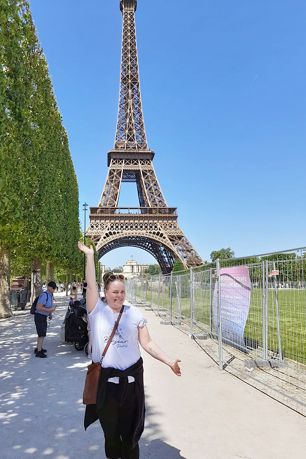 Eiffel-torni Pariisissa. Ennen kotimatkan lentoa Taija Pehkonen ja muut juukalaiset Erasmus-vaihtarit ehtivät pikaisesti käydä katsomassa Eiffel-tornia.