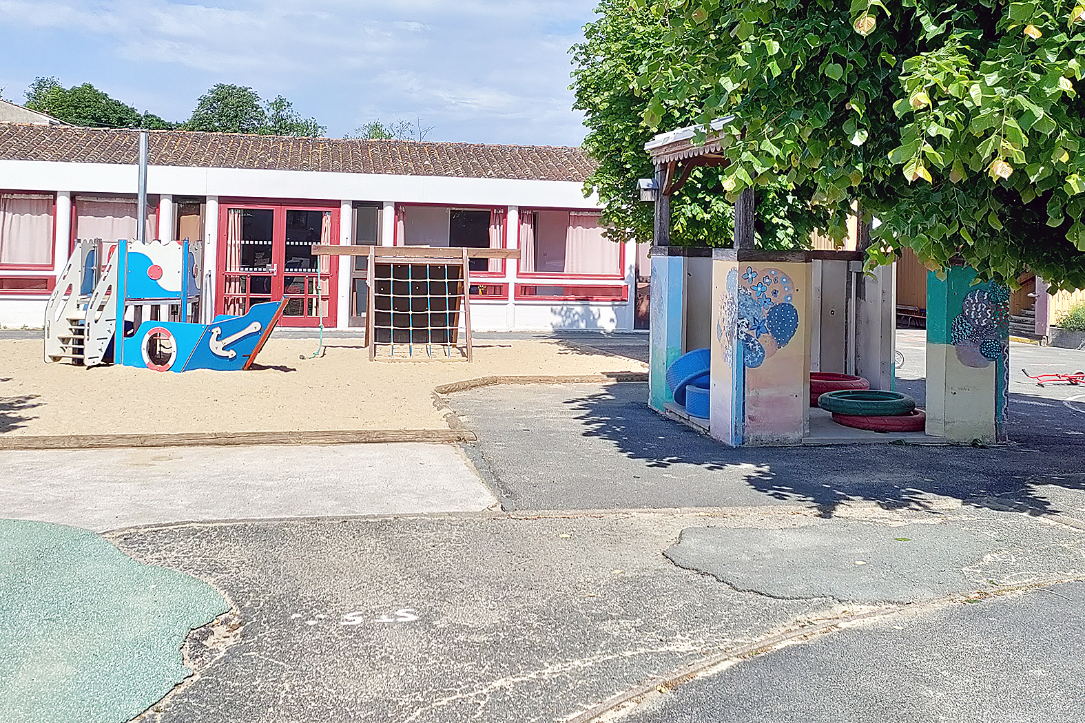 Surgèresissa toimivan Ecole Maternelle Pierre de Ronsard -päiväkodin piha oli asfalttia ja ulkoleluja oli aika vähän. Lapsille tuntui silti löytyvän mukavasti tekemistä ja leikkejä ulkona.