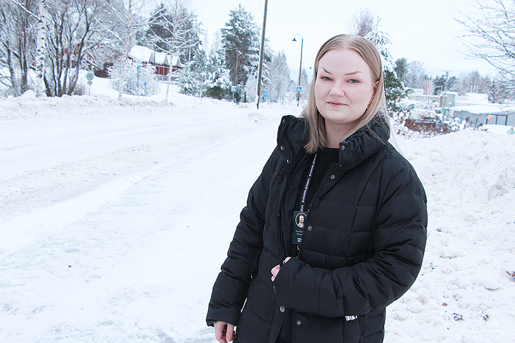 Pinja Konttinen auttaa ja neuvoo paikallisia yrittäjiä julkisten hankintojen kilpailutuksissa.