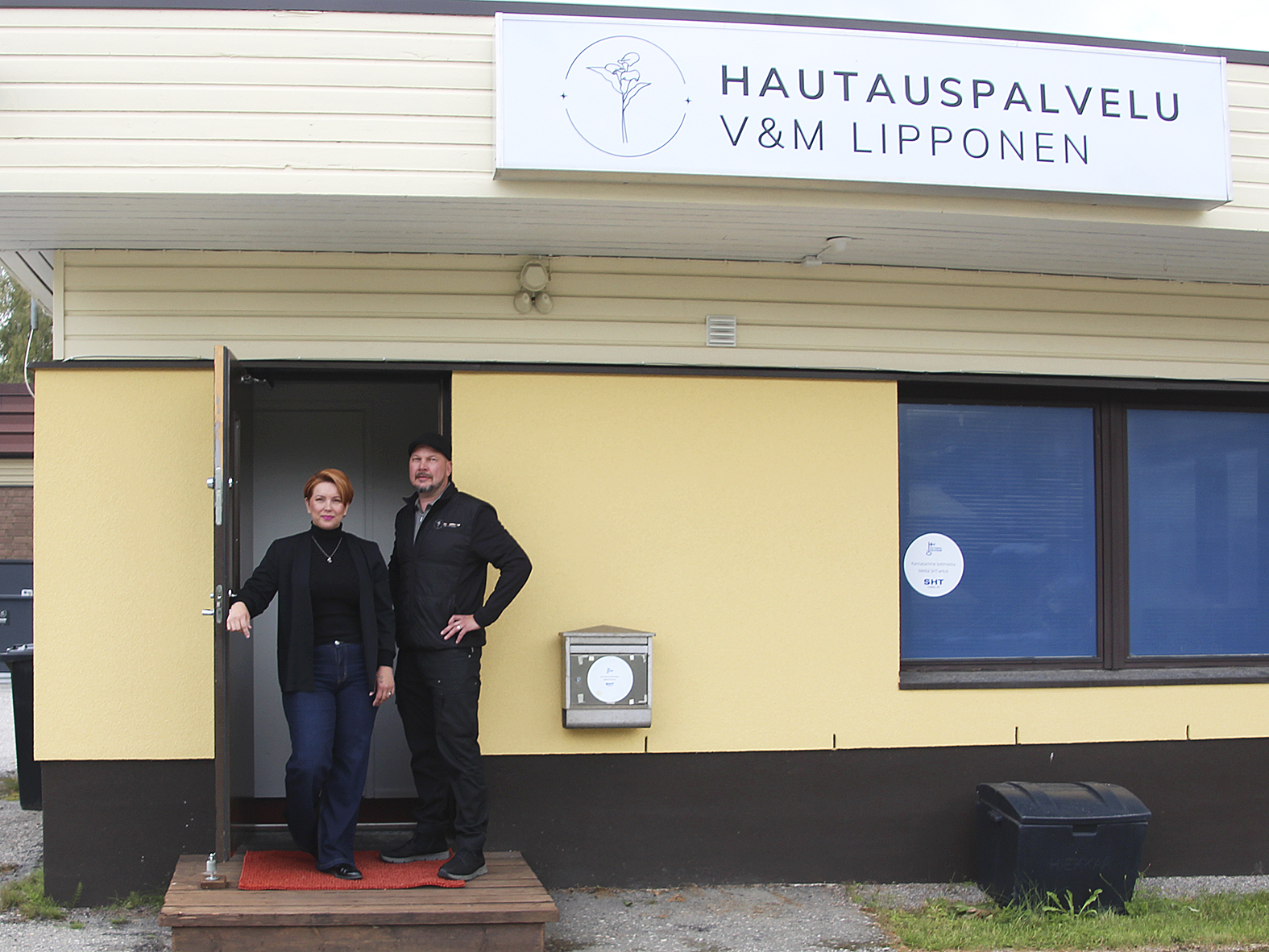 Mirva ja Vellu Lipponen toivottavat tervetulleiksi Juuan toimitiloihinsa.