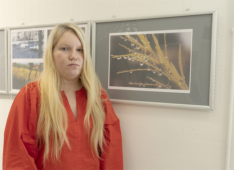 Heidi Hirvonen oman suosikkikuvansa vieressä.