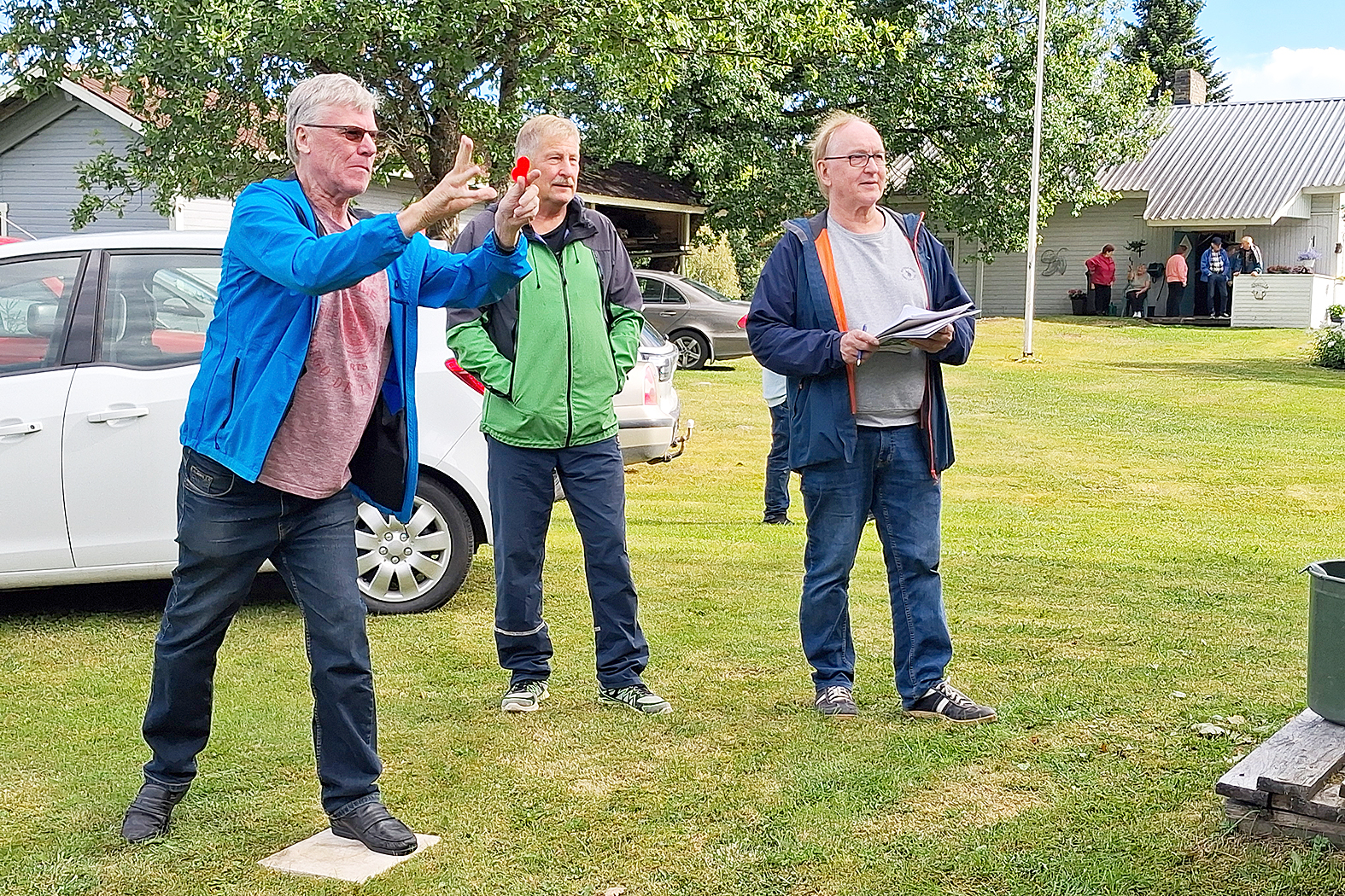 Hannu Päivinen (kesk.) ja Juuan Hengitysyhdistyksen puheenjohtaja Jorma Tuupanen seurasivat, kun sihteeri Tarmo Tanskanen heitti hyvän tuloksen.