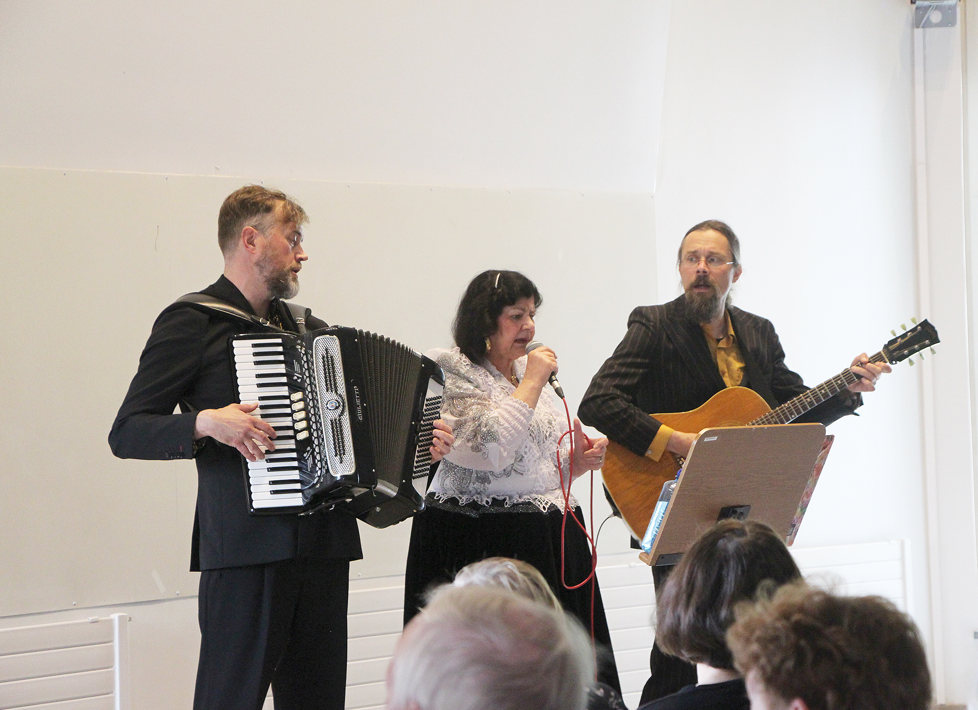 Kiureli Sammallahti (vas.), Hilja Grönfors ja Valtteri Bruun esittivät romanimusiikkia täydelle salille.