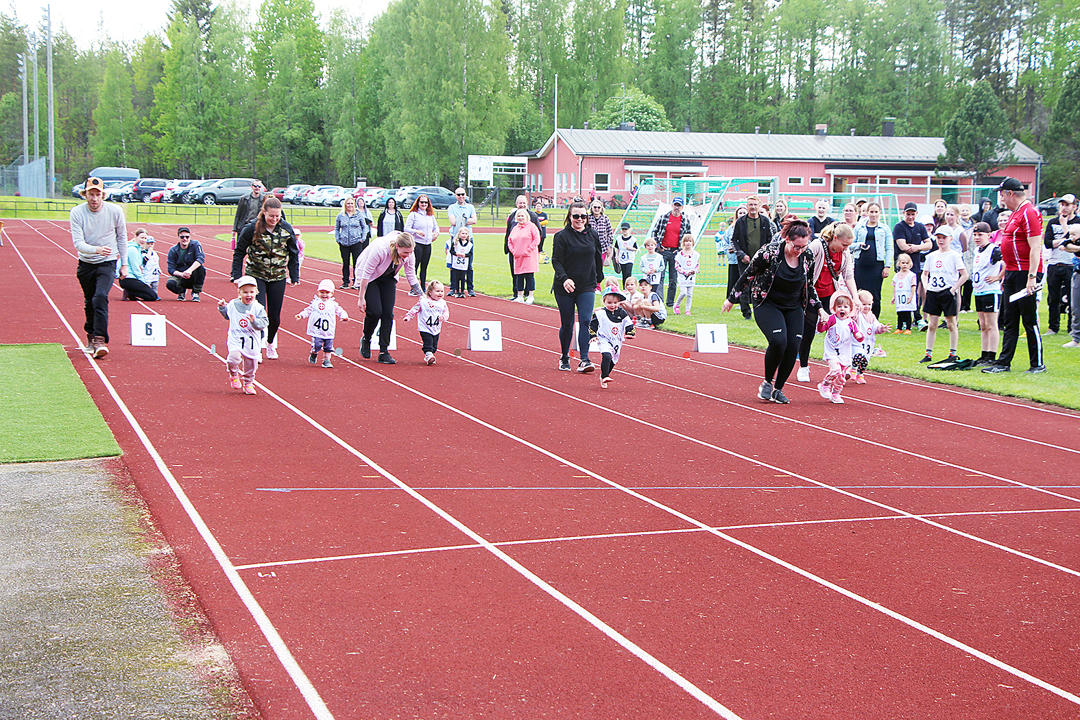 Hippojuoksijat vasemmalta:
Minea Romppanen (11), Senni Plattonen (40), Helmi Hamunen (44), Minea Riikonen (28, Venla Puuronen (1) ja Eea Turunen (13
