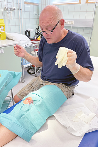 Henrik Hoffmeyer ompeli itse polvensa haavan Juuan terveysasemalla.