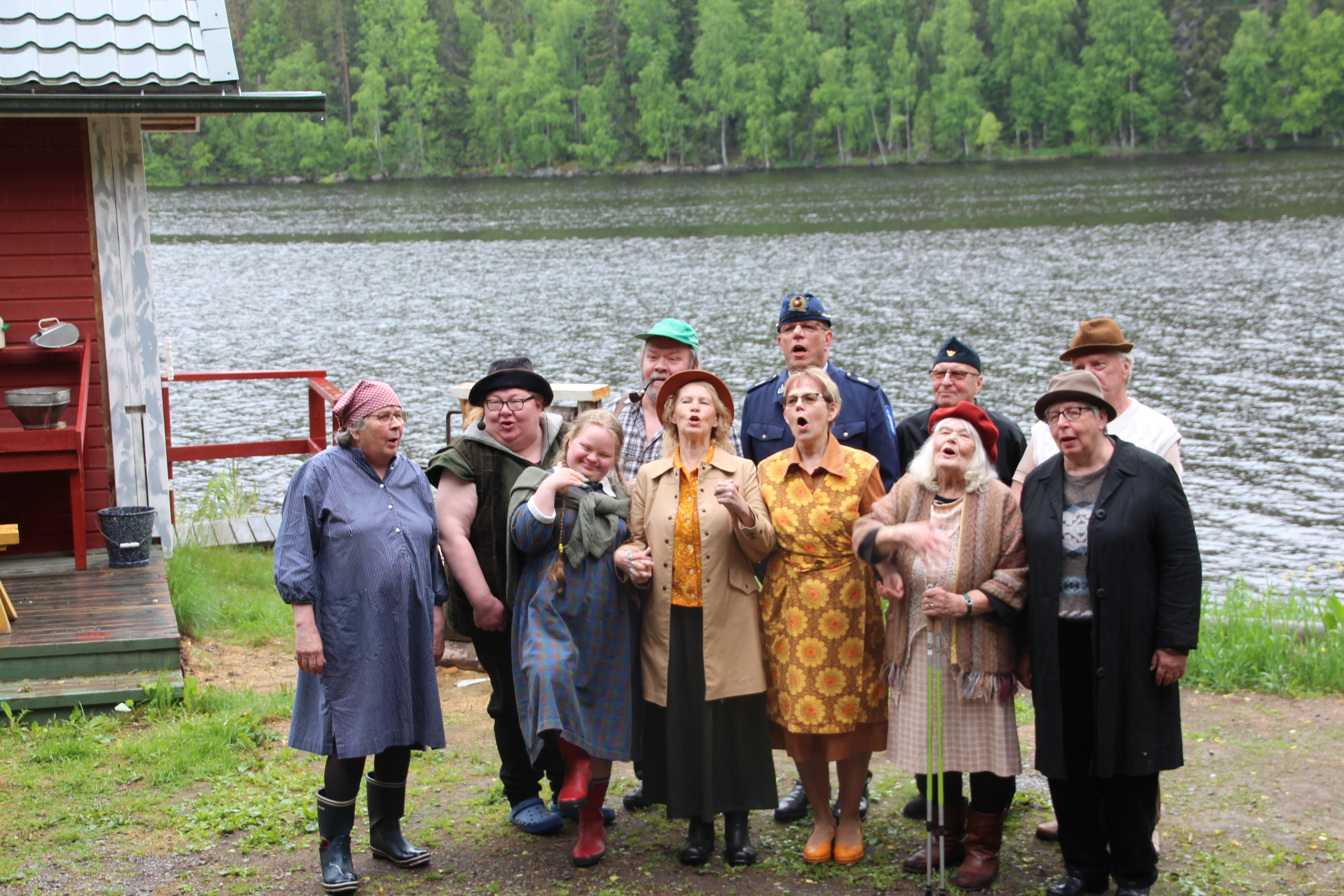 Näyttelijät rooliasuissaan.