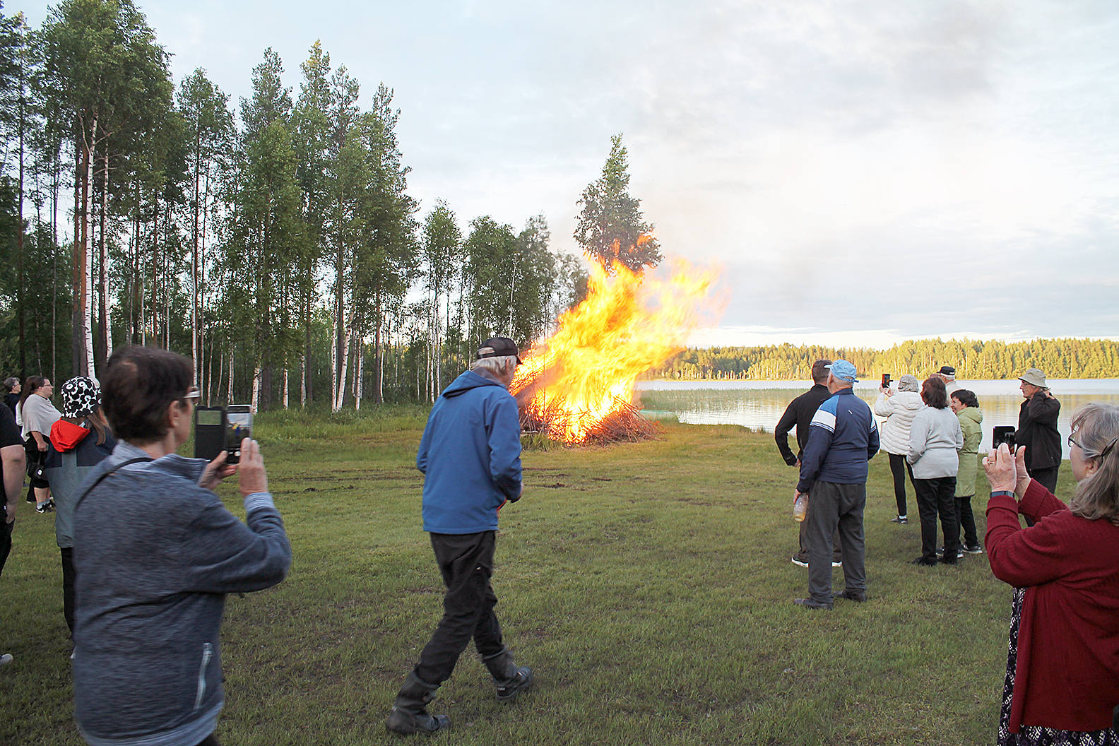 Kuhnustan juhannuskokko. Kansaa kerääntyi ihastelemaan tasaisesti Anttilan rannassa palavaa kokkoa.