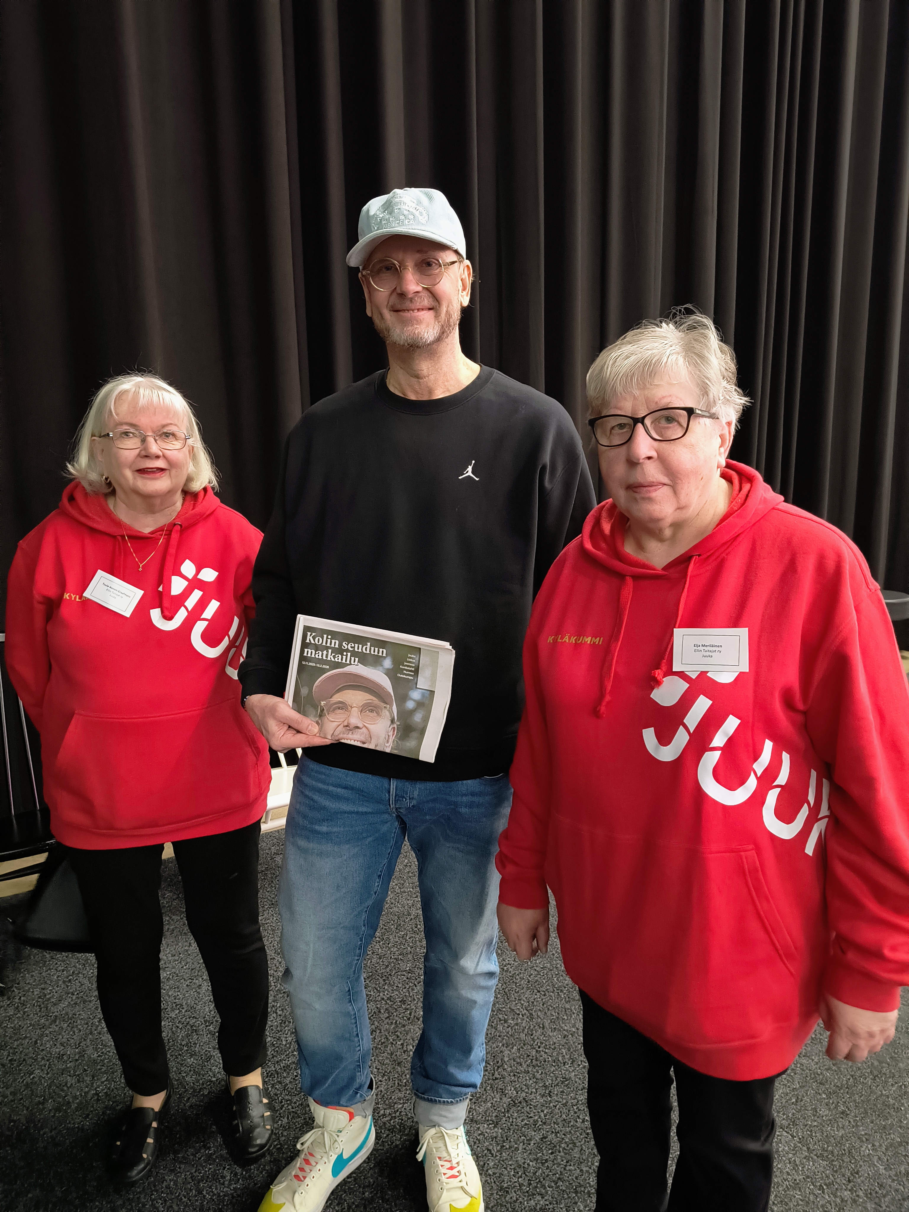 Ohjaaja Antti J. Jokinen sai Tuula Graafmans-Ikoselta ja Eija Meriläiseltä Vaarojen Sanomien tuottaman Kolin seudun matkailu -lehden. Koli tuli ohjaajalle tutuksi Kullervo-elokuvan kuvausten myötä. 