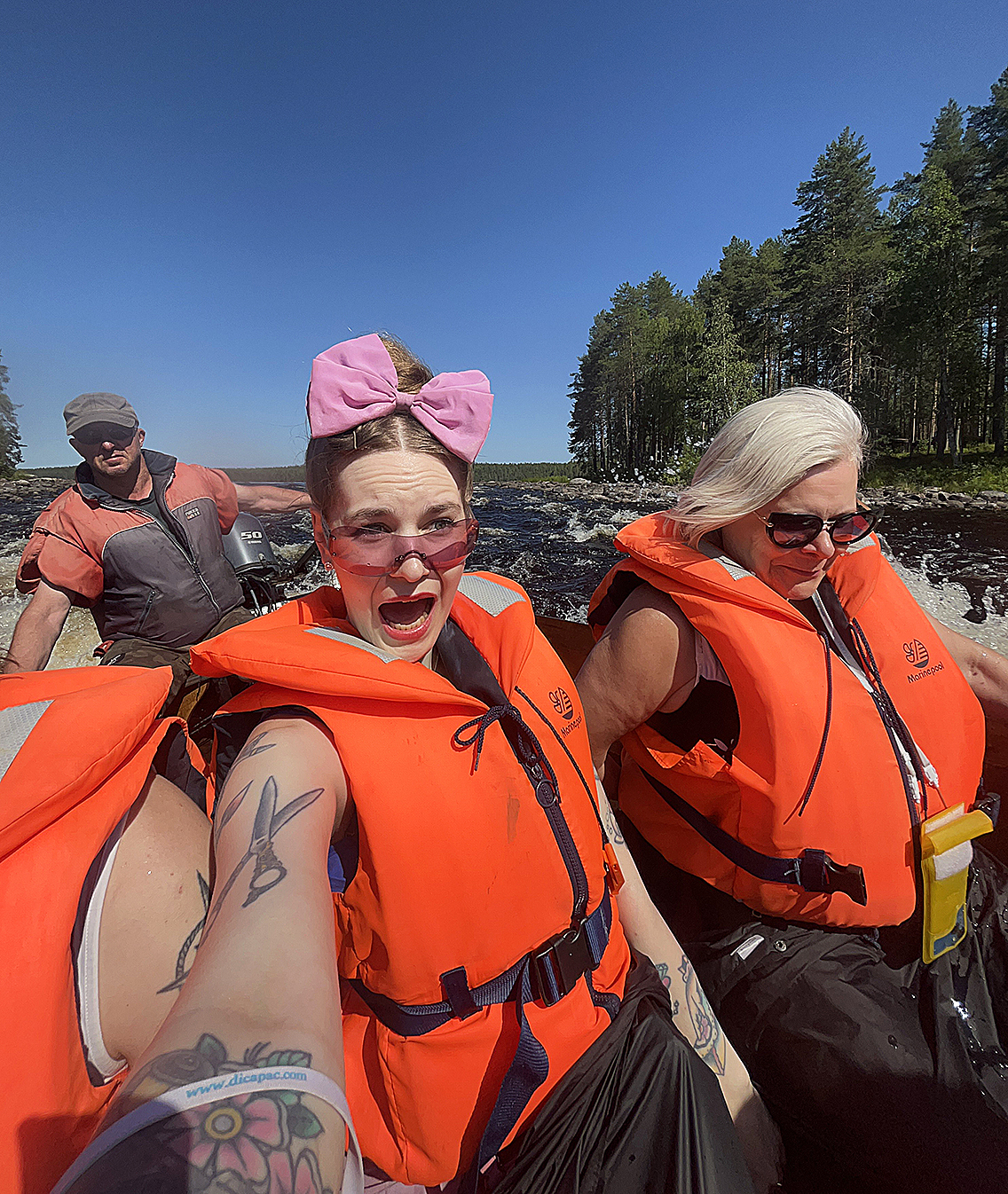 Ruunaan koskia laskemassa Ina ja hänen äitinsä Marjo Pääskyvuori.