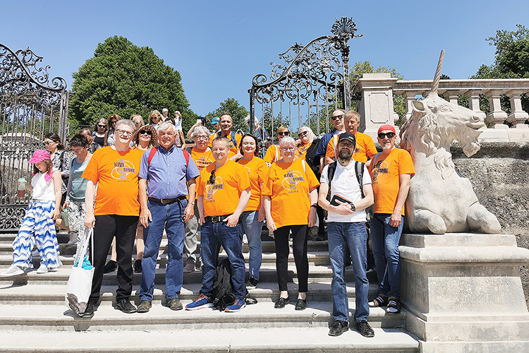 Opastetulla kierroksella tutustuttiin Salzburgin kivirakentamiseen paikallisen asiantuntijan  kiviseppämestari Franz Russegger johdolla. Eturivissä (vas.) Tuomo Mattila, Franz Russegger, Oliver Steller, Tanja Rovio-Murto, Tuula Ikonen-Graafmans, Ari Peltola ja Tapio Vartiainen. Toinen rivi Päivi Pennala, Eija Meriläinen, Timo Möttönen, Tarja Kupiainen, Kaija Mattila, Raimo Moilanen ja Hannu Päivinen.