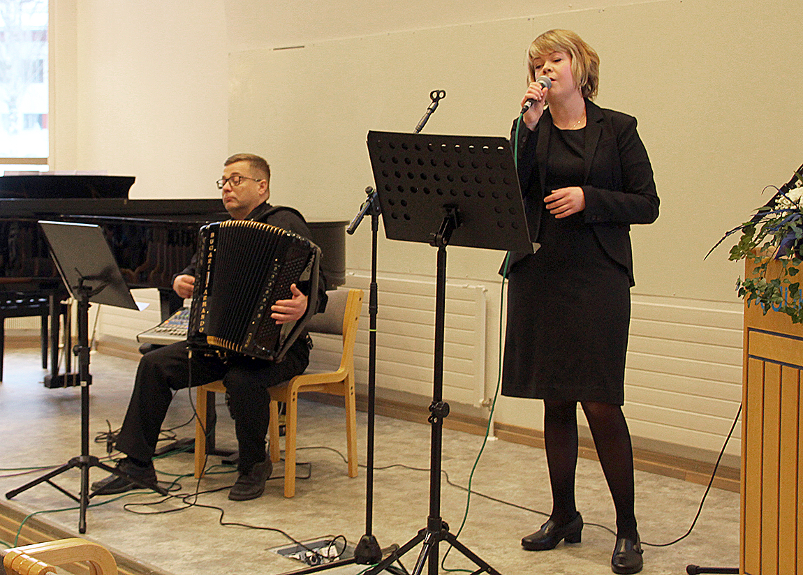 Itsenäisyysjuhlan musiikista vastasivat Juha Saarelainen ja Annika Parviainen.