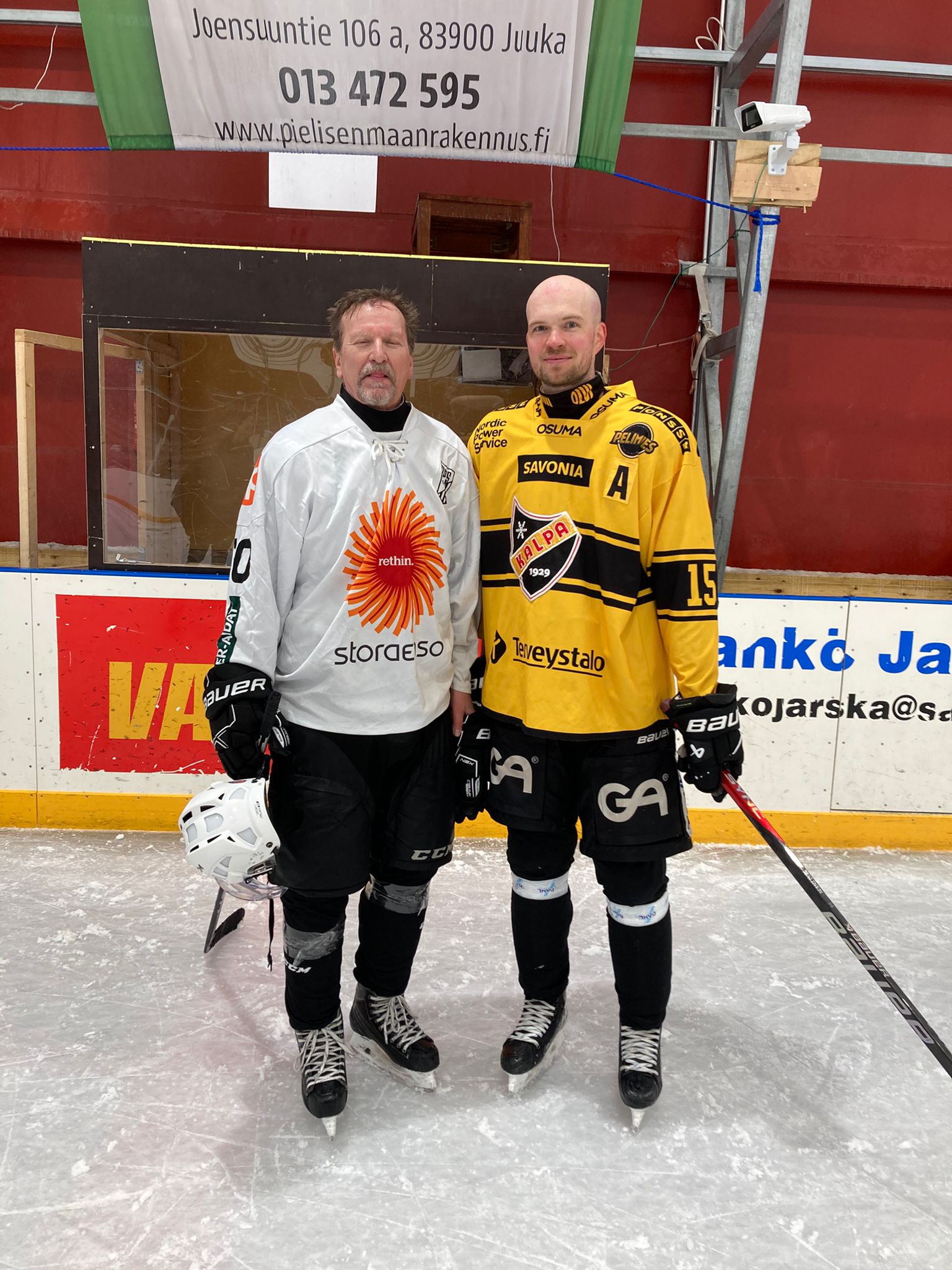 Näillä pelaajilla on yhteensä rutkasti liigakokemusta. Jarkko Malinen (keltaisessa paidassa) pelasi urallaan yhteensä 602 liigapeliä ja Paavo Nevalainen 71 pääsarjapeliä.