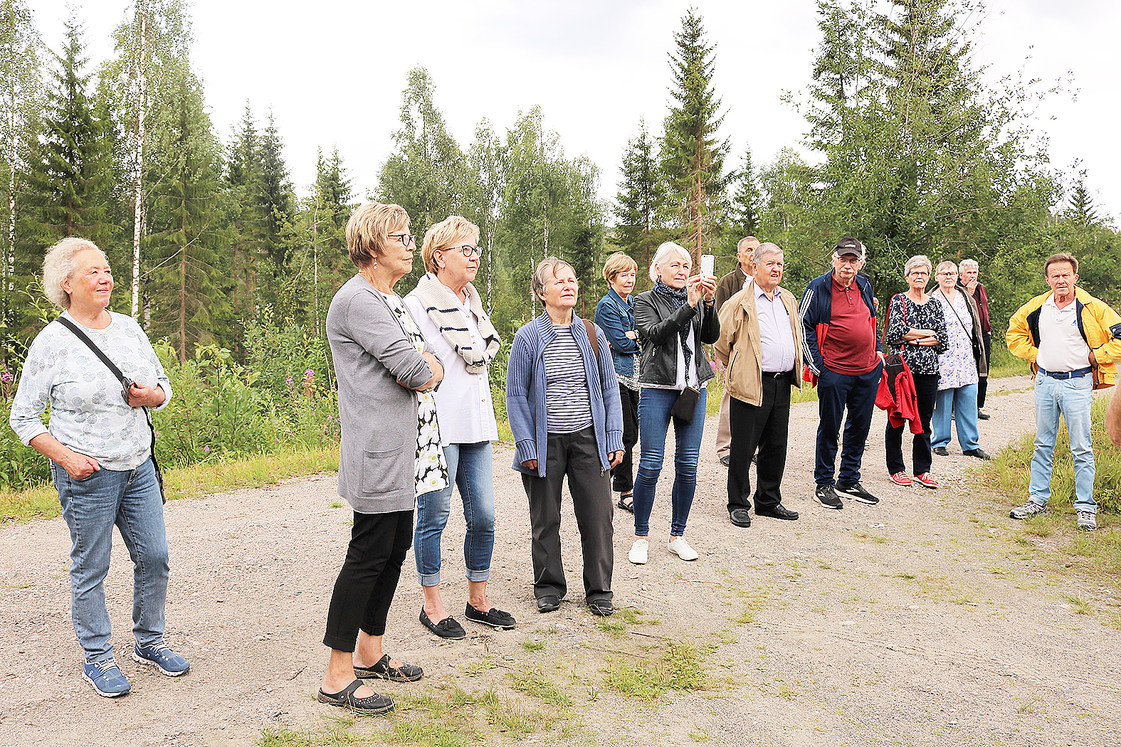 Hiljaisuuden maassa henkilöt oikealta Pentti Timonen, Reino Toivanen, Riitta Lehikoinen, Eeva Toivanen, Raimo Puoskari, Juhani Ruokolainen, Kari Tuononen, Sirkka Patrikainen, Ritva Ruokolainen, Anna-Liisa Timonen, Arja Forsström, Leena Gröhn ja Raija Schlenker