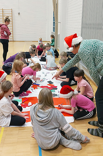 Lapset askartelivat innokkaasti joulukortteja.