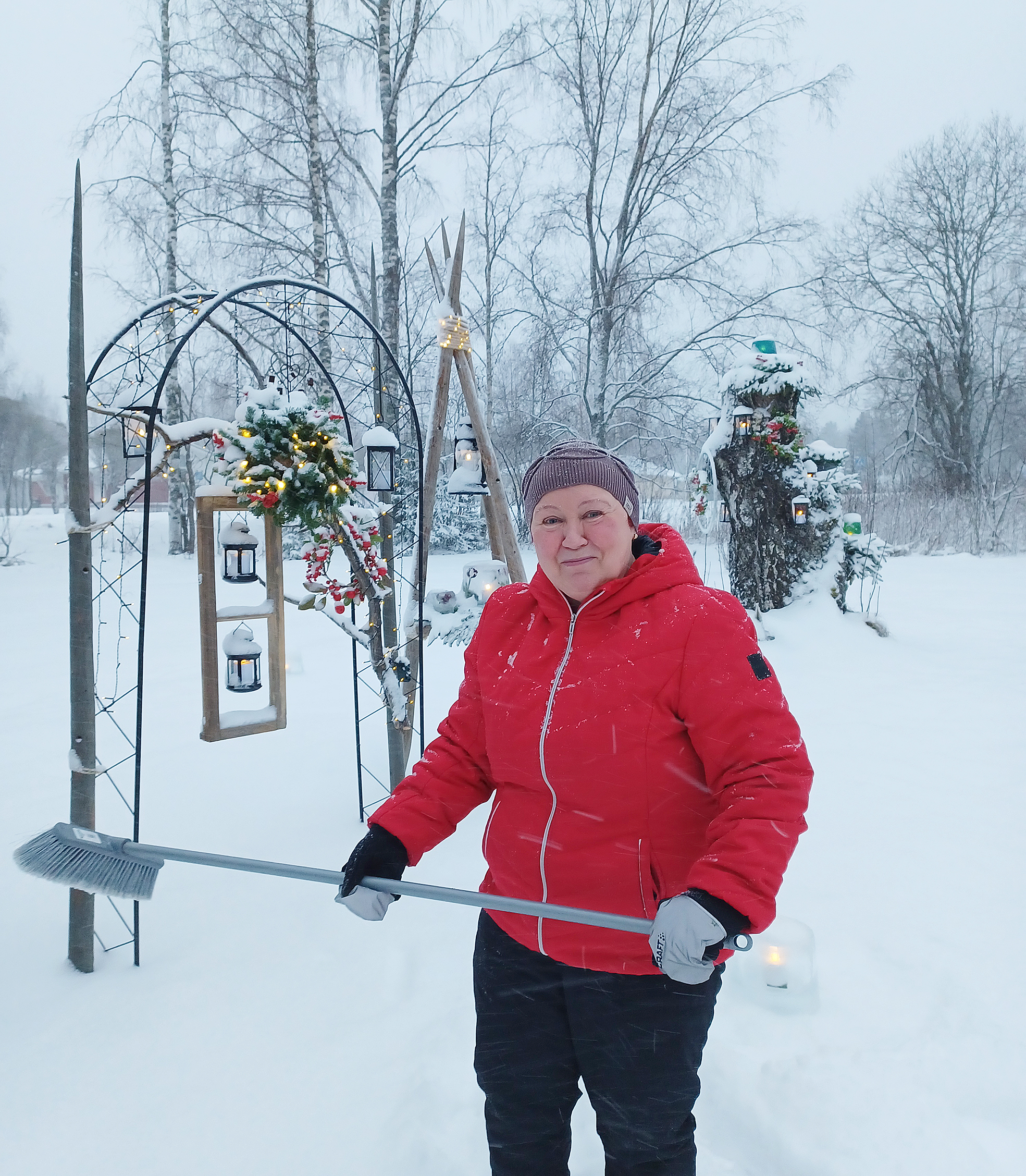 Leena Halonen puhdistaa lyhtyjä lumesta päivittäin, toisinaan useammankin kerran.