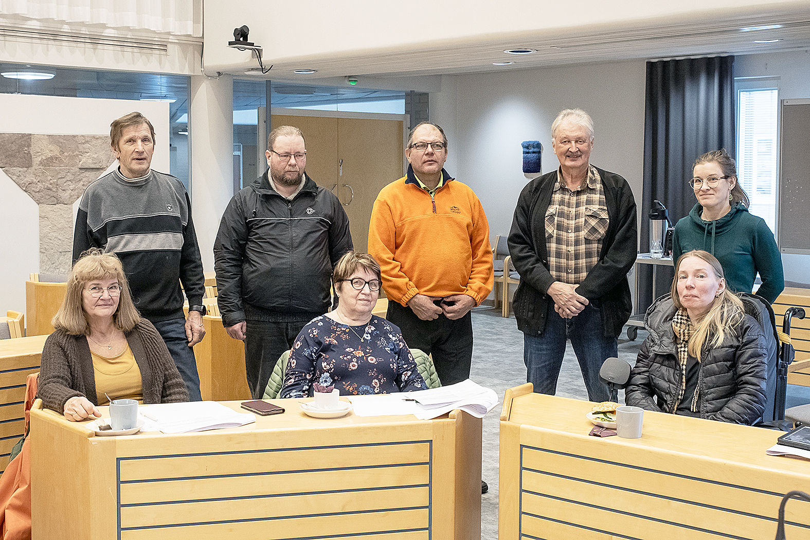 Juuan erityisryhmien neuvostossa ovat ylhäällä vasemmalta Matti Kainulainen, Juuan erityisryhmien neuvoston varapuheenjohtaja Juuan Sydänyhdistys ry, Arto Tanskanen Juuan mielenterveysyhdistys Mielekäs ry, Raimo Laine Juuan Näkövammaiset ry, Ari Koivuselkä Juuan kunnanhallituksen puheenjohtaja, Anne Niskanen neuvoston esittelijä, hyvinvointipäällikkö ja alhaalla vasemmalta Raija Rantala Eläkeliiton Juuan yhdistys ry, kunnan edustaja Pohjois-Karjalan vanhusneuvostossa, Anneli Puoskari Suomen Punaisen Ristin Juuan osasto, Reetta Nenonen, Juuan erityisryhmien neuvoston puheenjohtaja Pohjois-Karjalan AVH-yhdistys ry, kunnan edustaja Pohjois-Karjalan hyvinvointialueen vammaisneuvostossa. Kuvasta puuttuu Anja Andersson Ylä-Karjalan Kuulo ry. Kuva Tanja Soininen