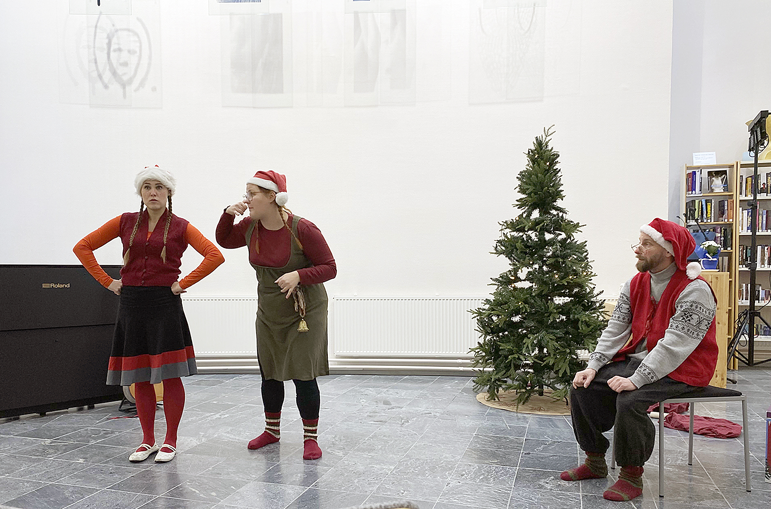 Lastenteatteri Loihun Toivo-tonttu ja jouluhässäkkä -esitys kirjastolla herätti joulumielen kaikenikäisissä.