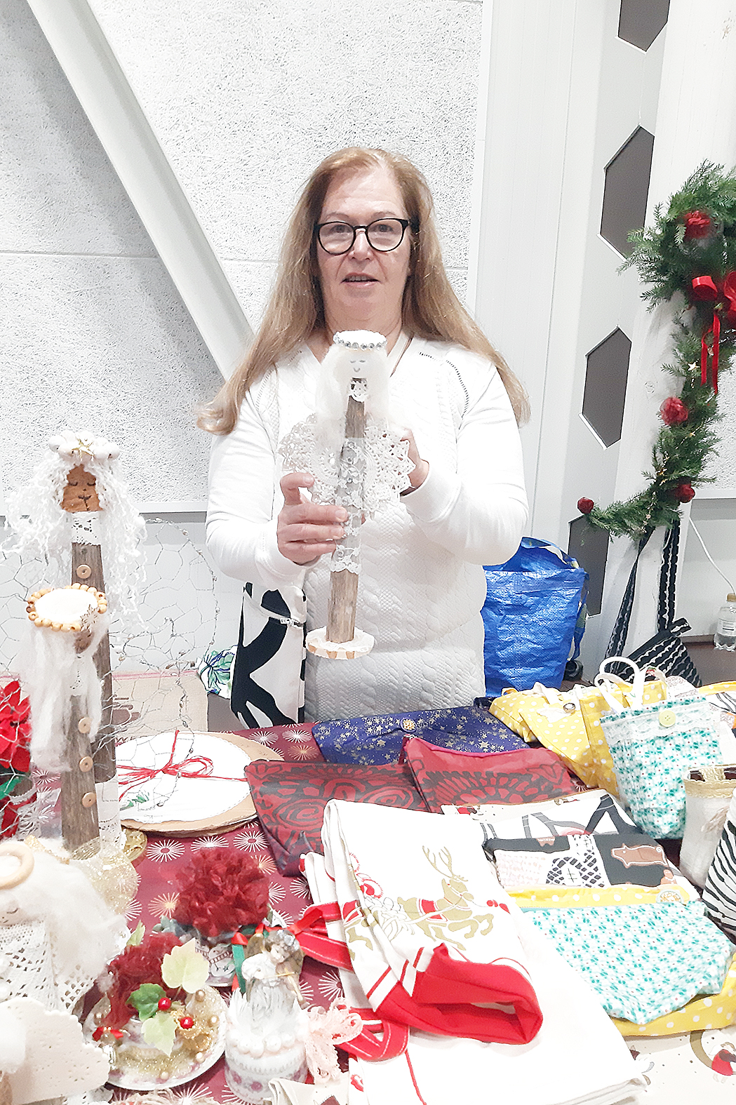 Mimmi Alangolla oli myynnissä kaikenlaisia kierrätysmateriaalista tekemiään käsitöitä.