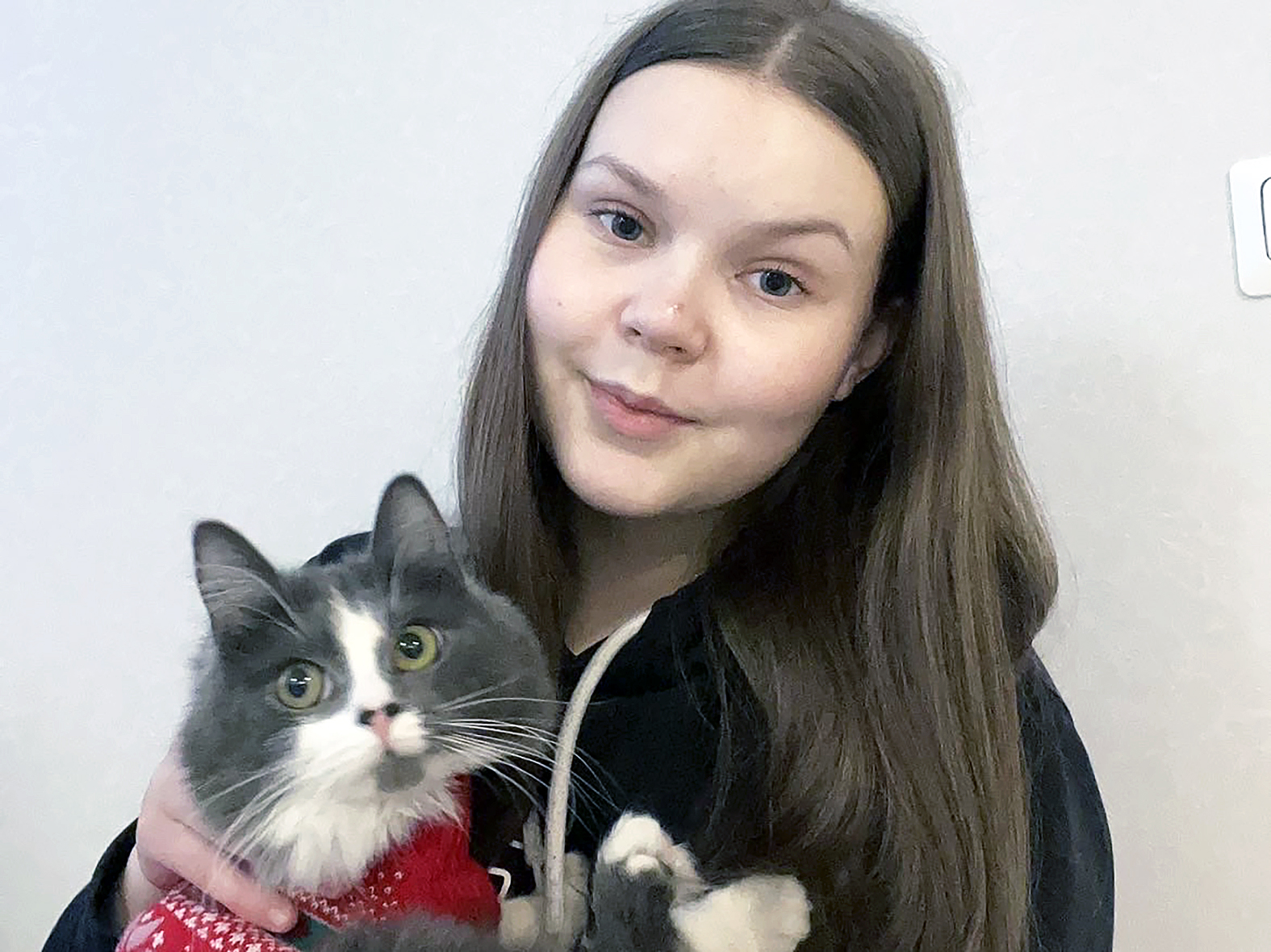 Moona Salmi on aloittanut jouluvalmistelut Joensuussa Nipsu-kissan kanssa.