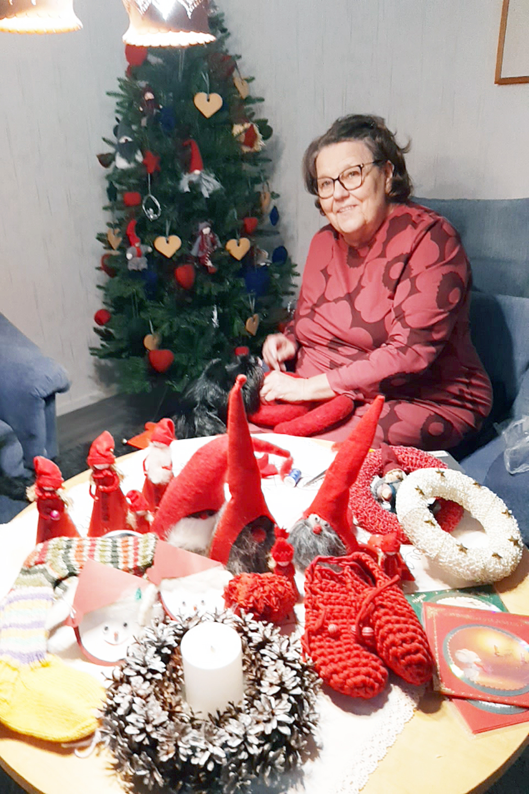 Tekemisen iloa. Joulun alla Eila Ryynänen askartelee monenlaisia joulukoristeita, joilla hän koristaa kodin ja kesämökin. Huovuttaminen on erikoisen mukavaa tekemistä.

