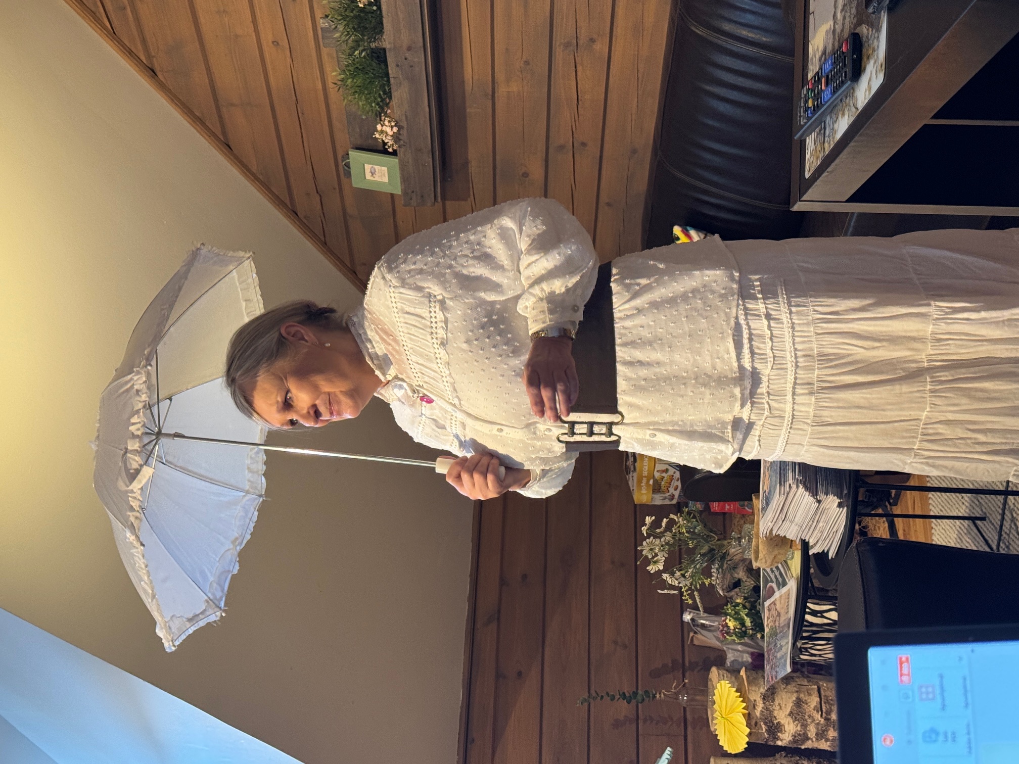 Jatta Kettunen kertoi Aino Sibeliuksen roolissa Sibeliusten häämatkasta Pielisen Karjalaan 1892.