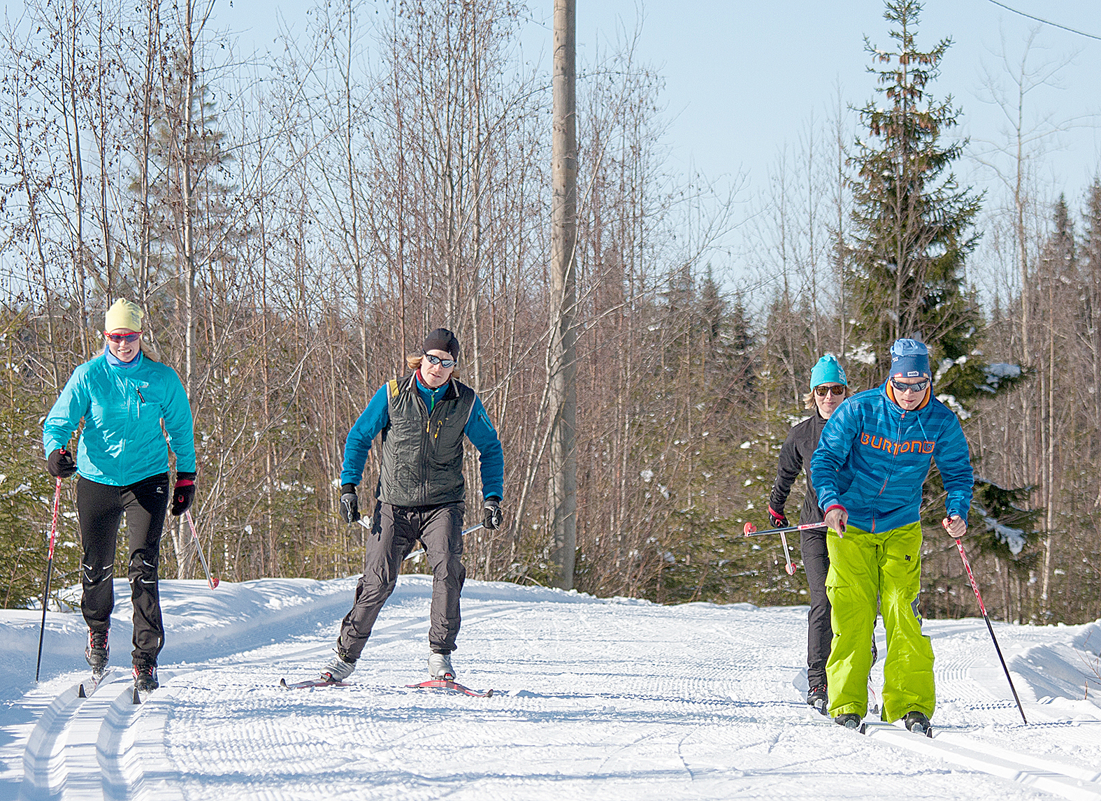 Jokaisenoikeuksiin kuuluvassa hiihdossa tulee huomioida muut kanssahiihtäjät. Luisteluhiihto sujuu perinteisenkin ladulla, kunhan ura on riittävän leveä. Kuva: Kolin Matkailu oy/Karkko Kuiri