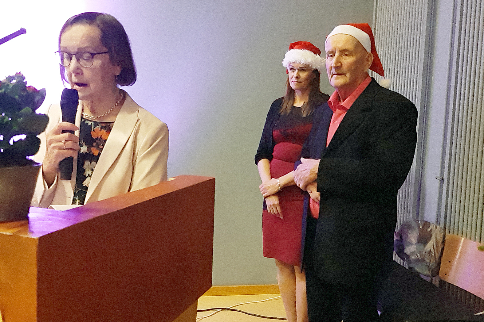 Kiitoksen paikka. Martonvaaralainen Arja Tanskanen lausui kiitokset juhlan järjestäjälle ja talkoolaisille. Kiitokset vastaanotti Jorma Kotivuori ja talkoolaisten puolesta Maria Kettunen.