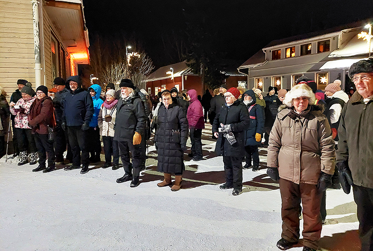 Juuan joulunavauksessa oli paikalla vajaat 300 joulunalustunnelmasta, pakkasillasta ja puurosta nauttivaa. 