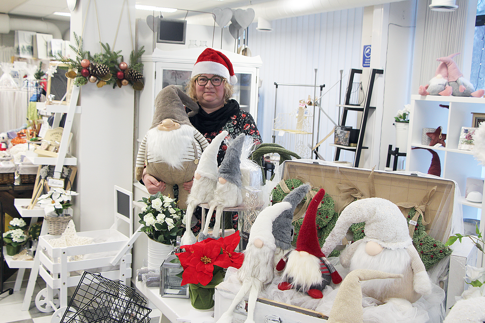 Kirsi Hirvonen on joulun alla muuttanut Pieni Unelmien Polku -käsityöpuodin joulupuodiksi.