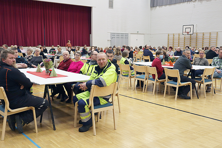 Perinteinen jouluruokailu kokoaa kansan perjantaina liikunta-kulttuuritalolle. 