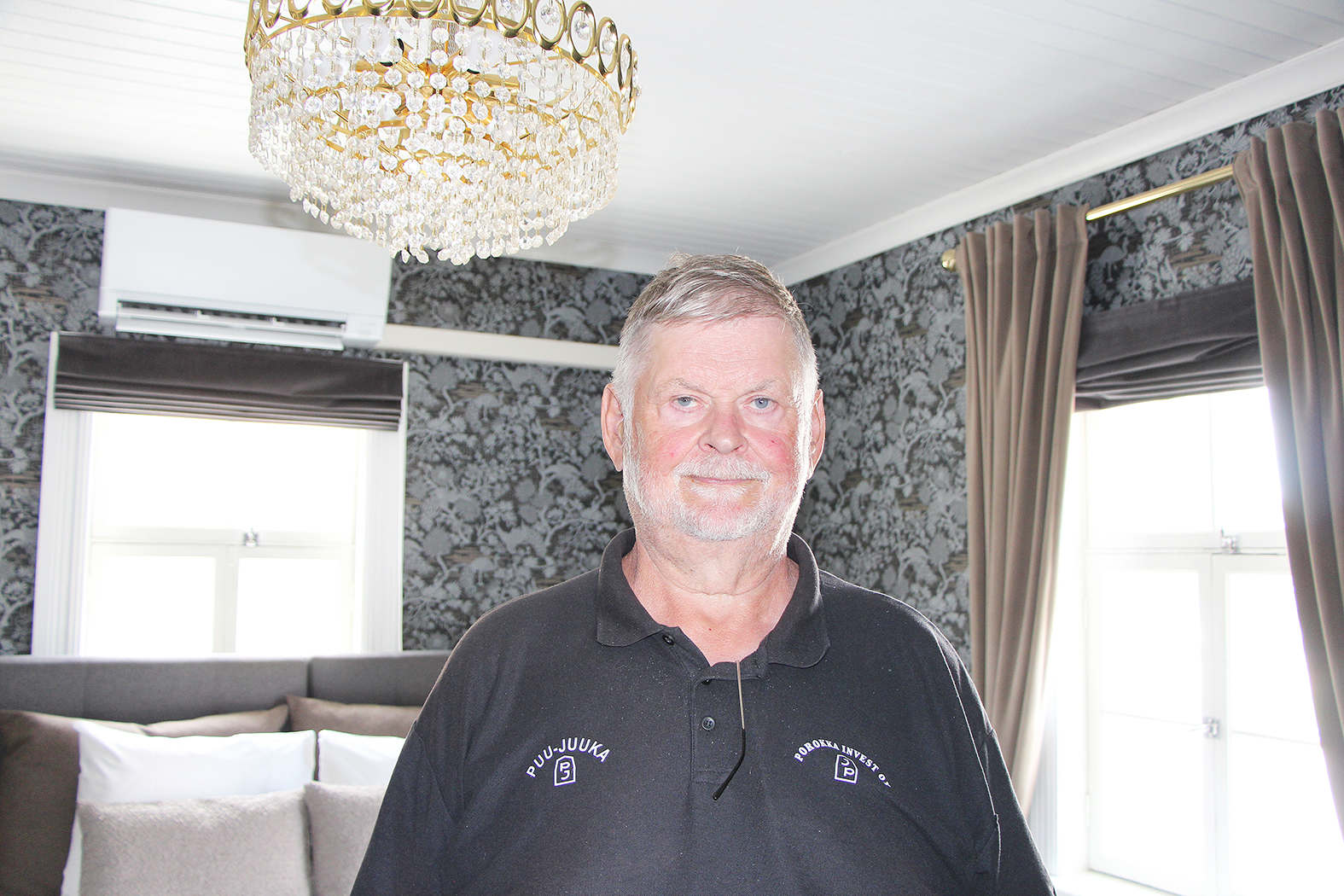Jouni Porokka Sentraalin hotellihuoneessa.