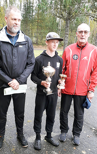 Juuan Urheilijoiden Vuoden yleisurheilijan Aapo Ryynäsen (kesk.) palkitsivat yleisurheilujaoston puheenjohtaja Jarkko Tuononen (vas.) ja seuran puheenjohtaja Jarmo Vepsäläinen.