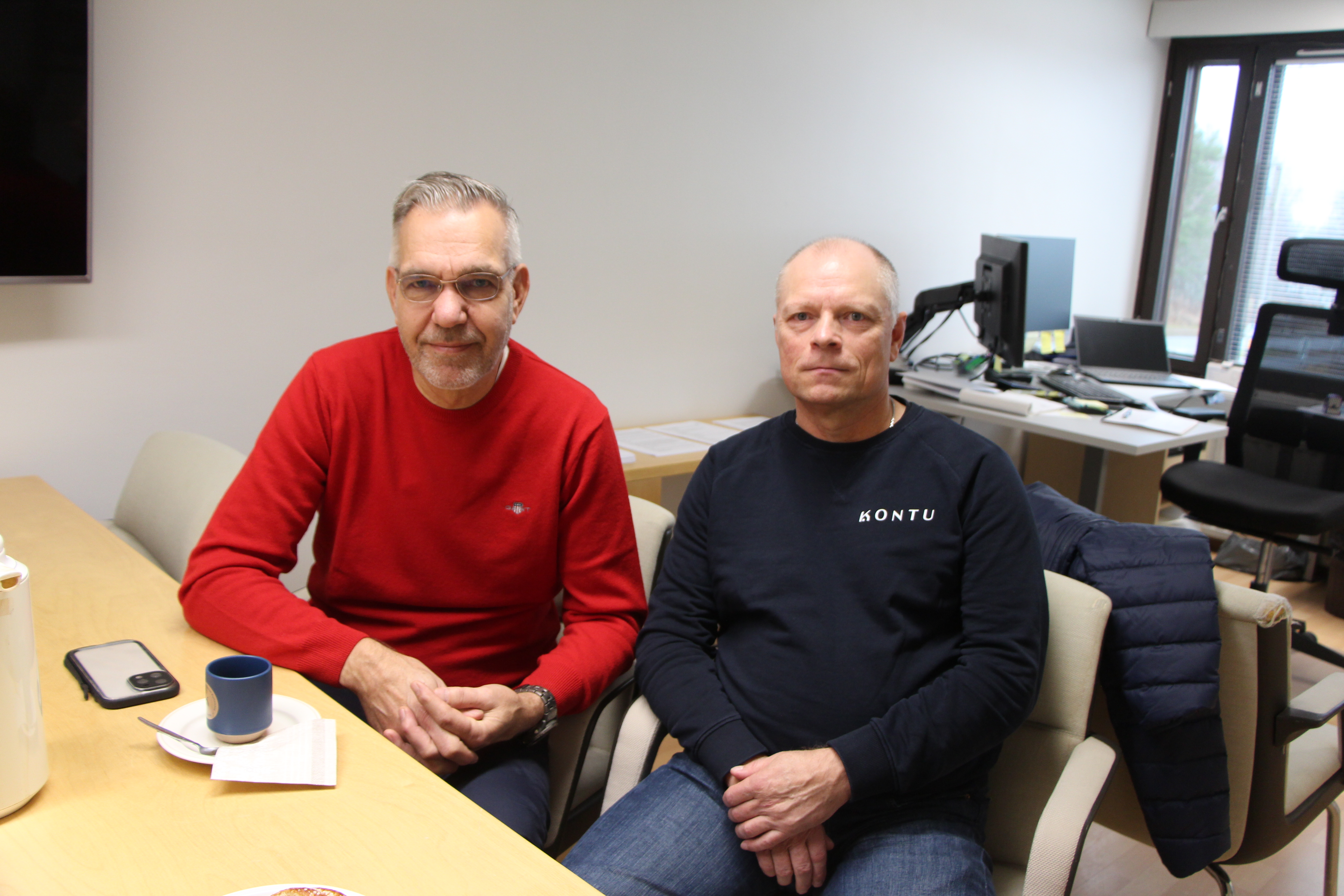 Juuan Vuokratalojen Kai Iiskola (vas.) ja Jarmo Tikka ennakoivat edessä olevan kovia päätöksiä, esimerkiksi kokonaisten rivitalojen sulkemisia.