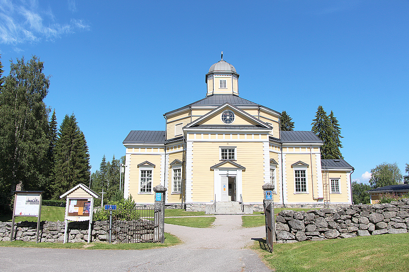 Juuan kirkossa työskenteli tänä kesänä vapaaehtoisia kirkkovartijoita. 