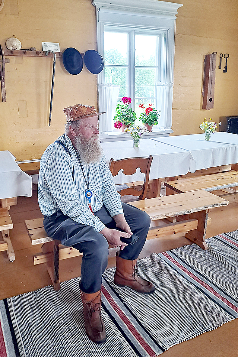 Pauli Niemelällä tarinaa riittää kuin Nätti-Jussilla, jonka hattu ja keppi näkyvät takana.