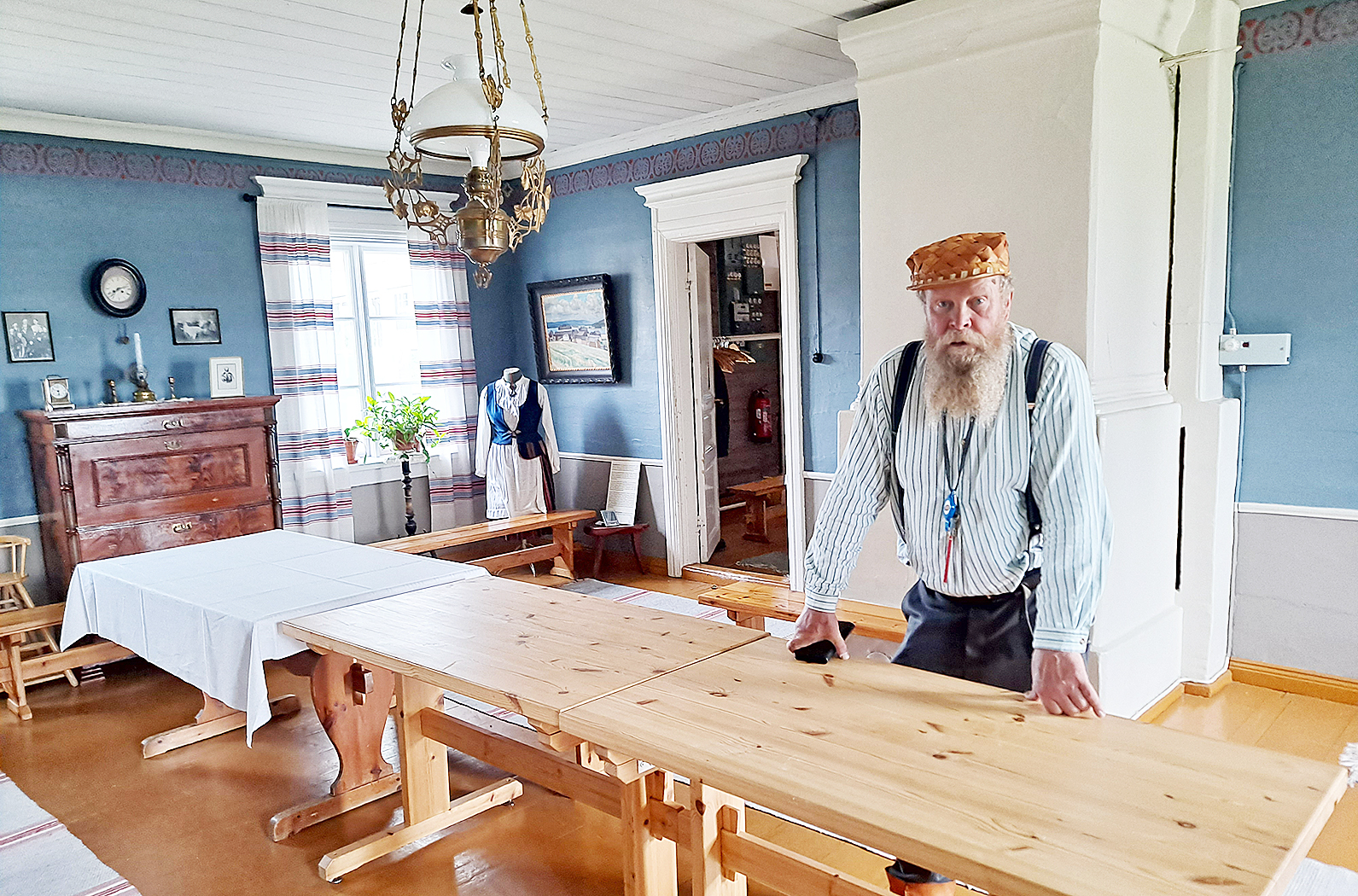 Herraskaisessa kammarissa on vielä paljon alkuperäistä tavaraa.
