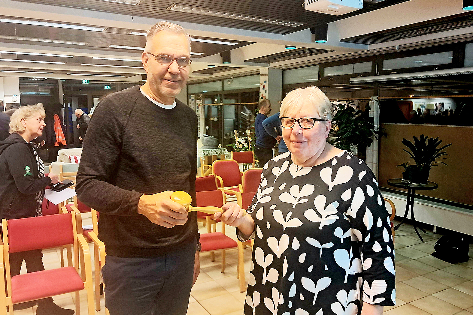 Juuka-seuran puheenjohtajan nuija siirtyi Kai Iiskolalta Eija Meriläiselle.
