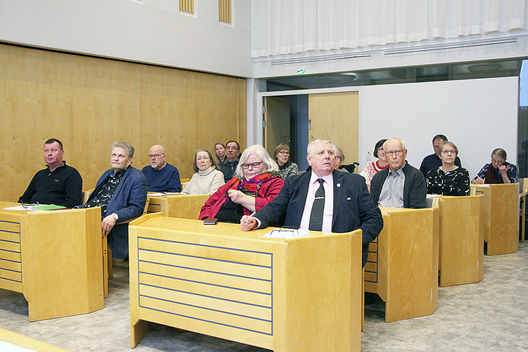 Juuka-seuran syyskokous päätti yksimielisesti Vaarojen Sanomien yhtiöittämisestä. Puhetta kokouksessa johti Risto Alanko (edessä oik.)