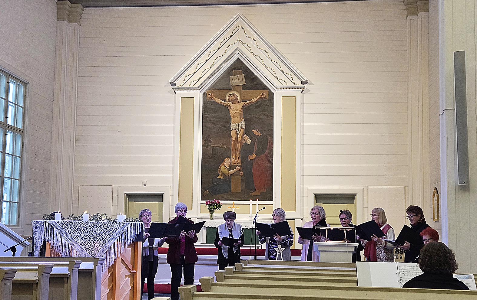 Missio-kuoro toimi esilaulajina ja Ritva Paananen säesti ja lauloi pianon kera kirkossa.