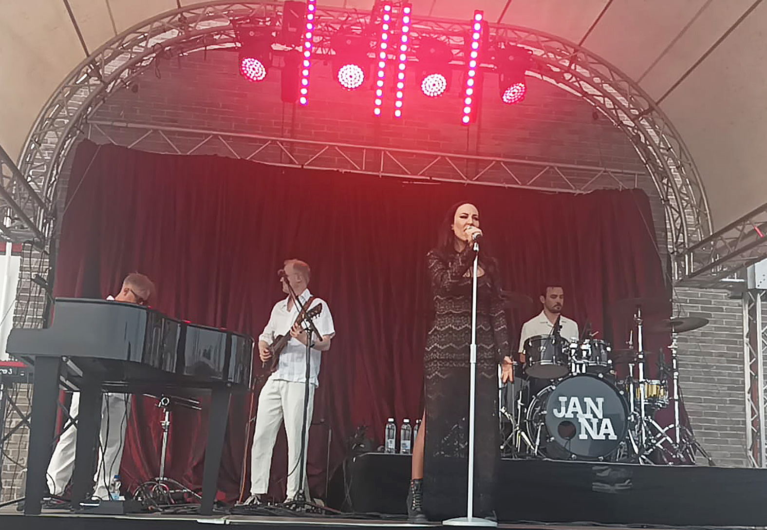 
Janna päätti illan sielukkaalla konsertillaan. Väkeä oli edelleen paljon kuuntelemassa lämpimässä kesäillassa.
