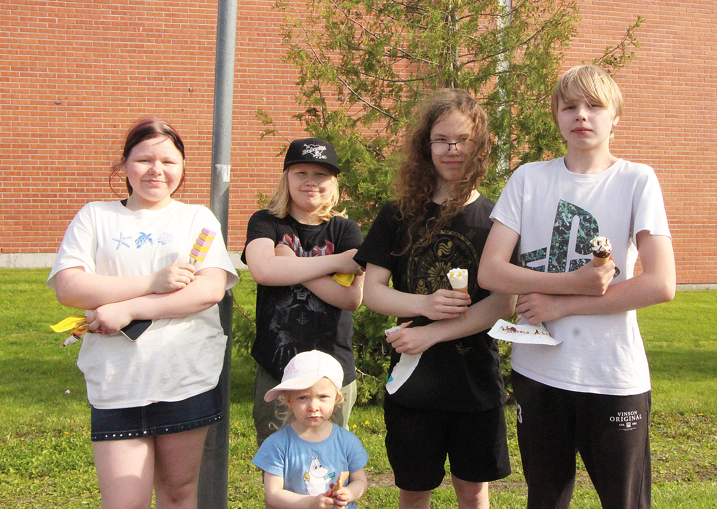 Serkukset Mette, Auron, Lemmy, Joose ja pikkuinen Lumi olivat tulleet Joensuusta ja Ylämyllyltä kesänavaukseen vanhempien ja mummon ja ukin kanssa. Isovanhemmilla on kesäpaikka Juuassa. 

