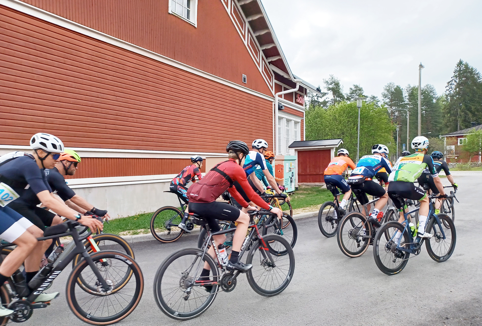 Kolin Sorahiisi-yhteislähtö elokuussa 2024.
Gravelpyöräily on sorateillä pyöräilyä. Kilpaillakin voi mutta matkanteko ja maisemat ovat tärkeitä. Kolilla ja Lieksan Ruunaalla on reittejä juuri tähän.