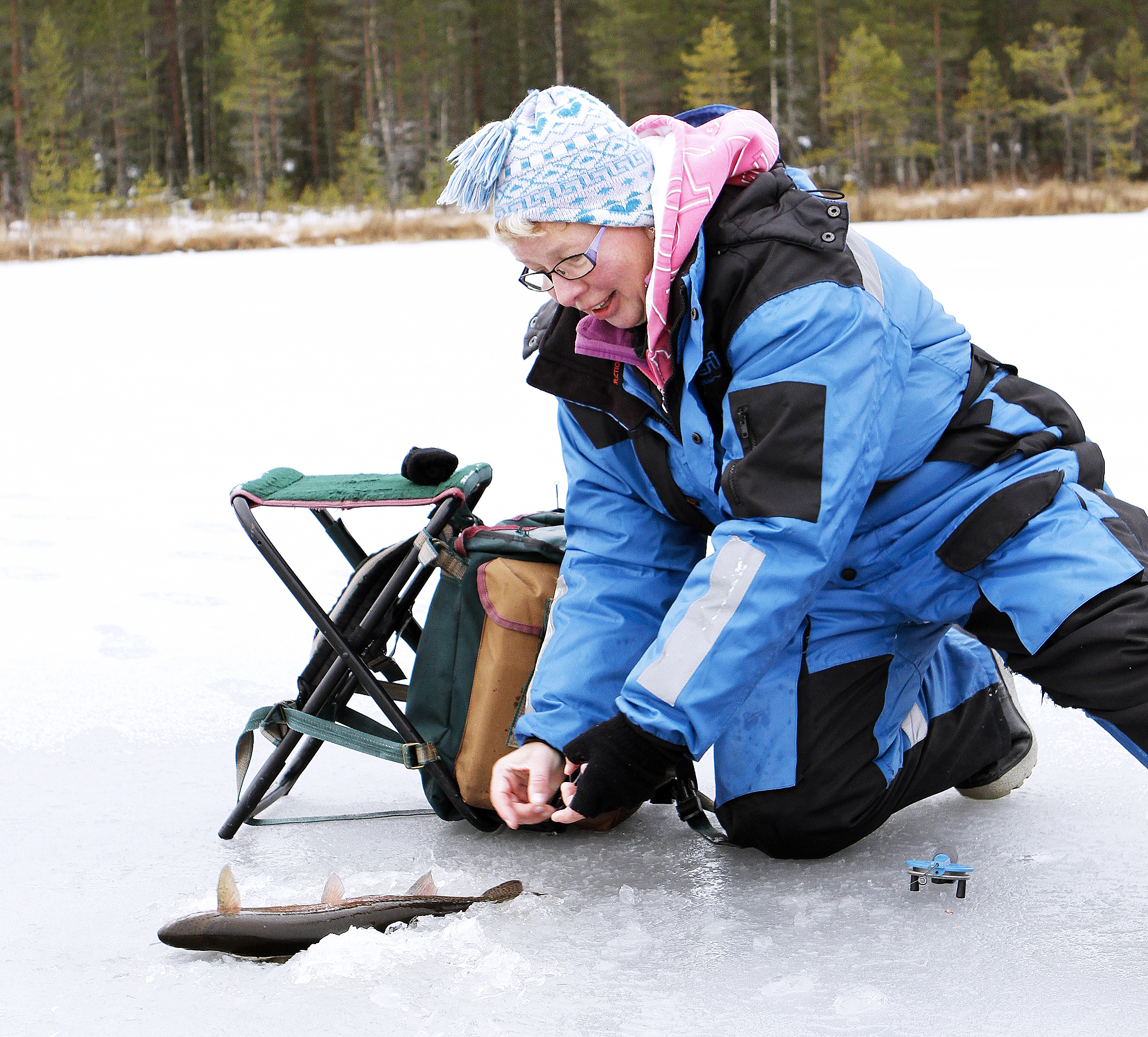Marja Hiltunen mielipuuhassaan. Tällä kertaa ensijäillä kirjolohta pilkkimässä. Arkistokuva Vesa Martikainen
