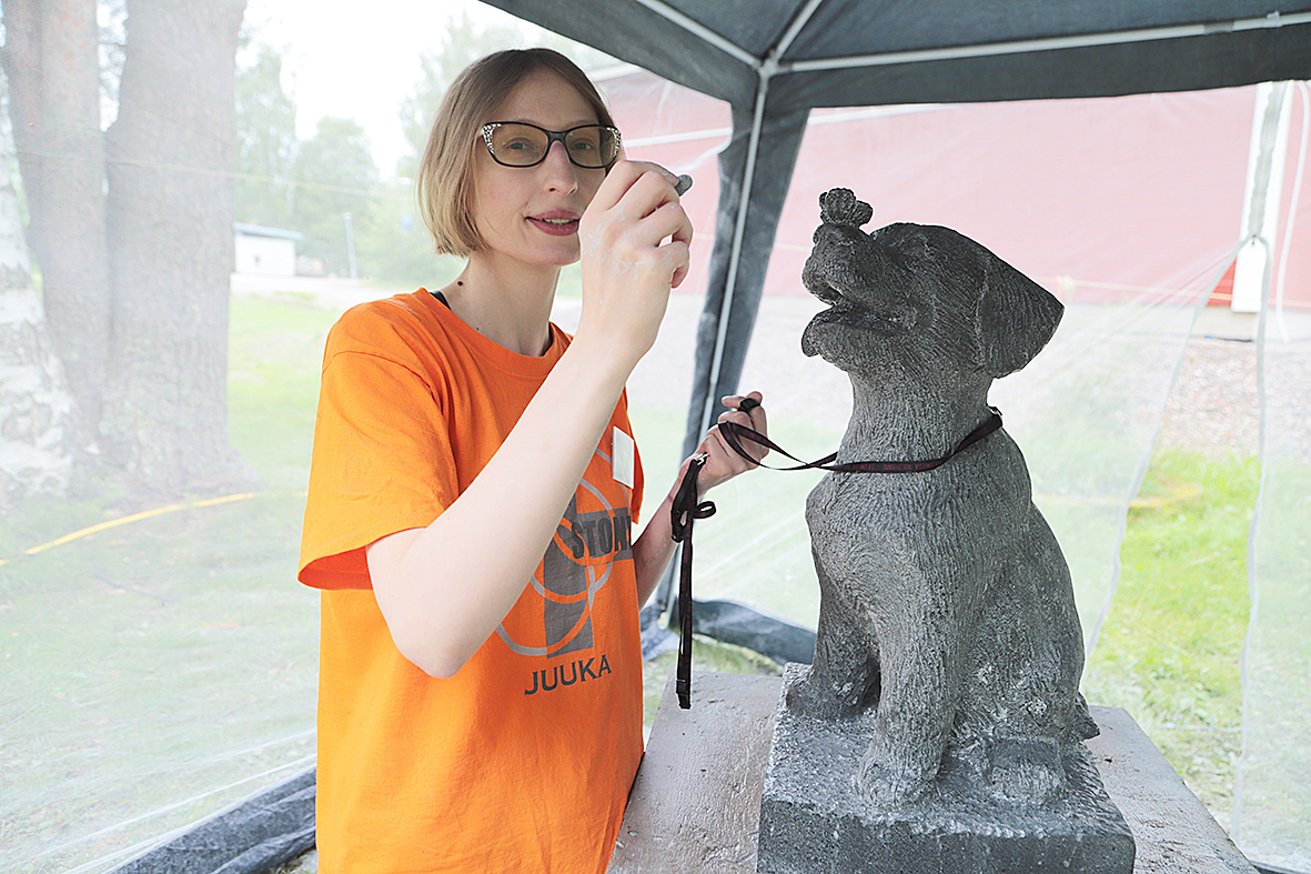 Mariia Kozlova veisti Ensimmäinen kesä -teoksen Juuan Kivenveistofestivaalin kansainvälisessä kilpailussa vuonna 2023. Kuva Pentti Kallinen