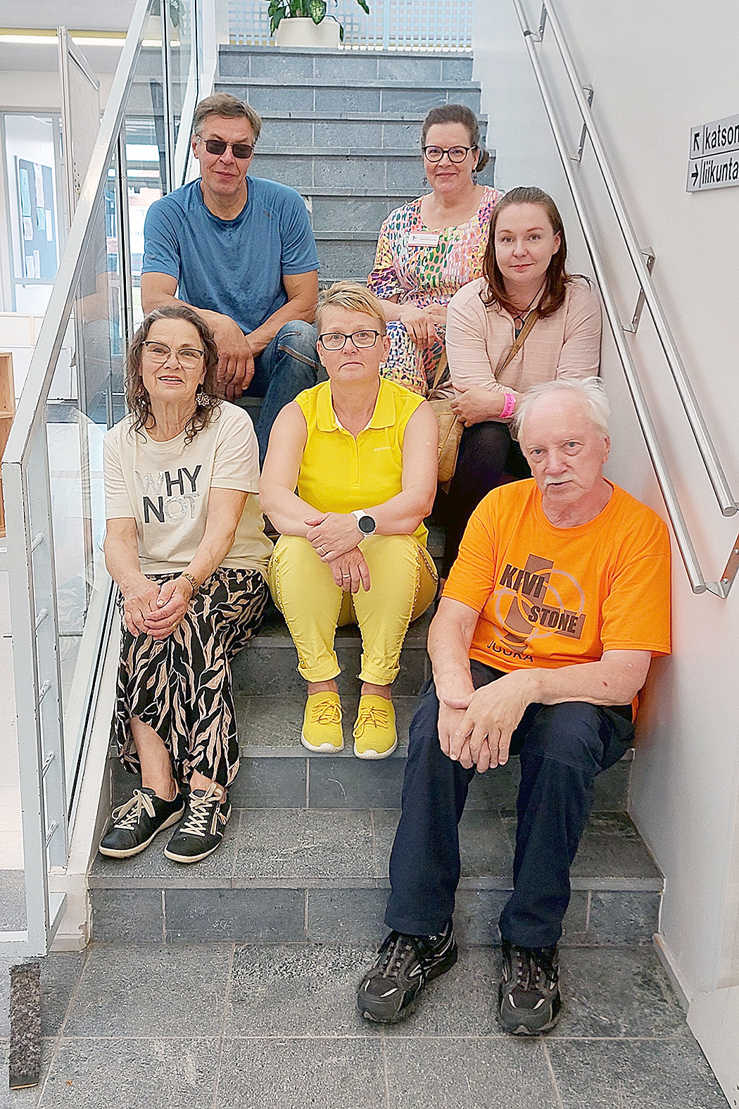 Taikakollektiivin jäsenistä Marja Keränen (ed.vas.), Tarja Hyttinen, Teuvo Puhakka, Jukka Nykänen (tak.vas.), Jaana Nevalainen ja Marja Rikala kesän 2024 näyttelyssä.